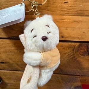 Japan Disney store,White Pooh bear series. Pooh with blanket key chain and tag.